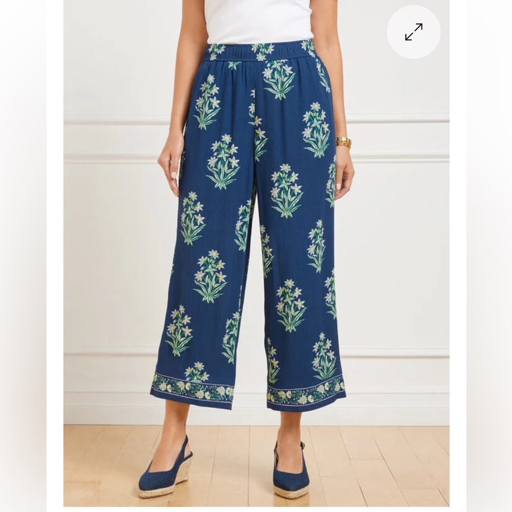 Talbots WIDE CROP PULL-ON PANTS -
LEAFY FLORAL. Size Medium.